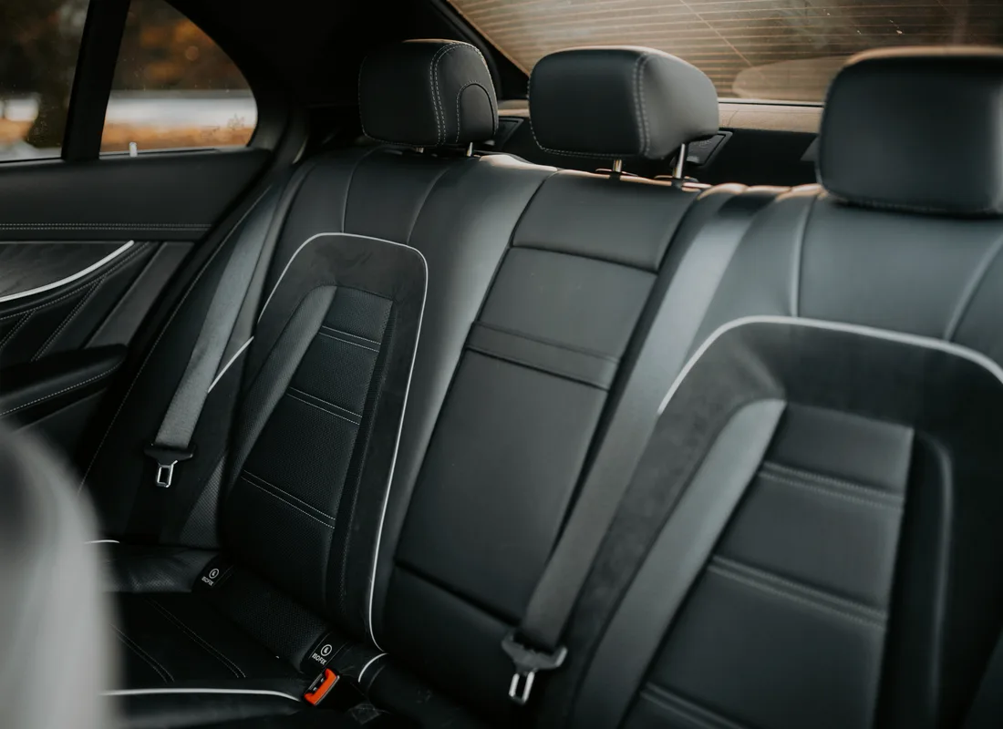 Banquette arri&egrave;re en cuir noir d'une voiture