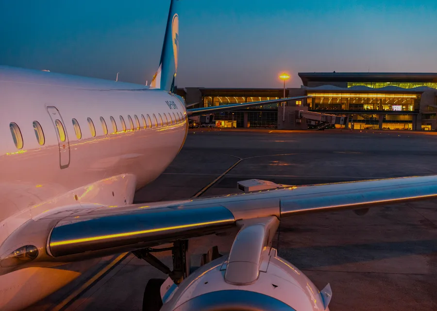 Avion &agrave; la passerelle d'un terminal au cr&eacute;puscule